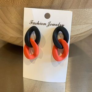 BRAND NEW! red and black, cool, chain shape dangling earrings ❤️🖤